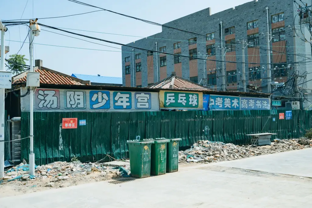 2025年户外广告工程用材标准更新与安全施工规范解读